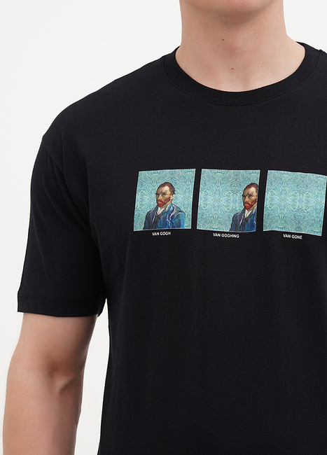 Фото ракурс 4 - Чоловіча чорна футболка EQUILIBRI артикул M213 017 000 Black SS2025