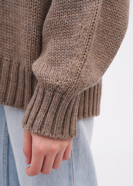 Фото ракурс 4 - Женский коричневый свитер EQUILIBRI артикул W342 066 000 Mocco FW2025