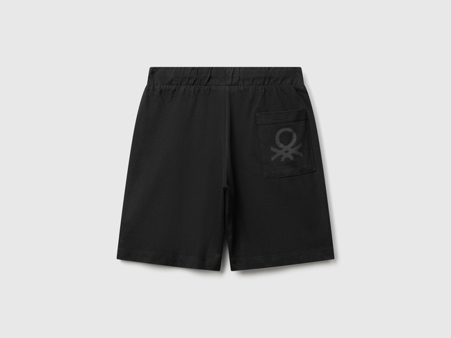 Черные шорты для мальчиков Benetton артикул 3BL0C903L.G 100 25P Фото ракурс 2 - Черные шорты для мальчиков Benetton артикул 3BL0C903L.G 100 25P