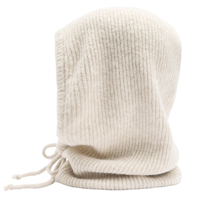 Женская молочная шапка Parfois артикул 240634 _EC FW2025 Фото ракурс 1 - Женская молочная шапка Parfois артикул 240634 _EC FW2025