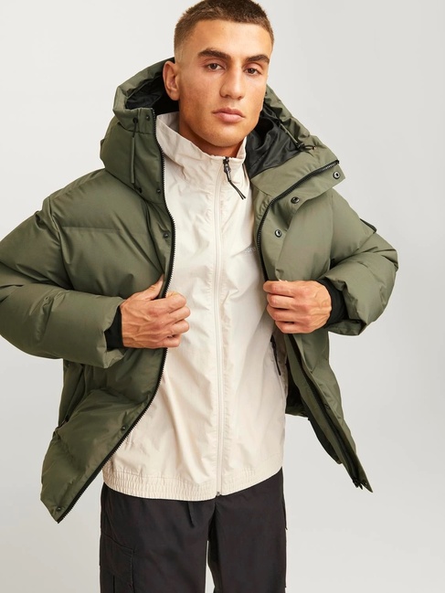 Фото ракурс 7 - Чоловіча зелена куртка Jack & Jones  артикул 12261971 DUSTY OLIVE FW2024