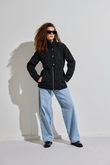 Жіноча чорна куртка Only артикул 15354432 Black FW2025 Фото ракурс 1 - Жіноча чорна куртка Only артикул 15354432 Black FW2025