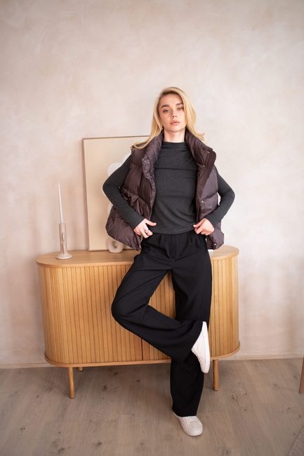 Жіночий коричневий жилет EQUILIBRI артикул W171 003 000 Brown FW2025 Фото ракурс 3 - Жіночий коричневий жилет EQUILIBRI артикул W171 003 000 Brown FW2025