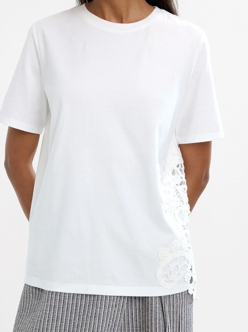 Жіноча біла футболка Parfois артикул 233639 _WT FW2025 Фото ракурс 1 - Жіноча біла футболка Parfois артикул 233639 _WT FW2025