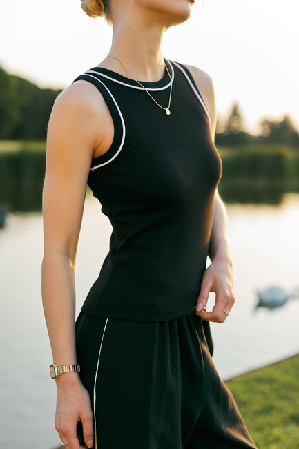 Фото ракурс 3 - Жіноча чорна майка EQUILIBRI артикул BW211001 001 Black SS2025