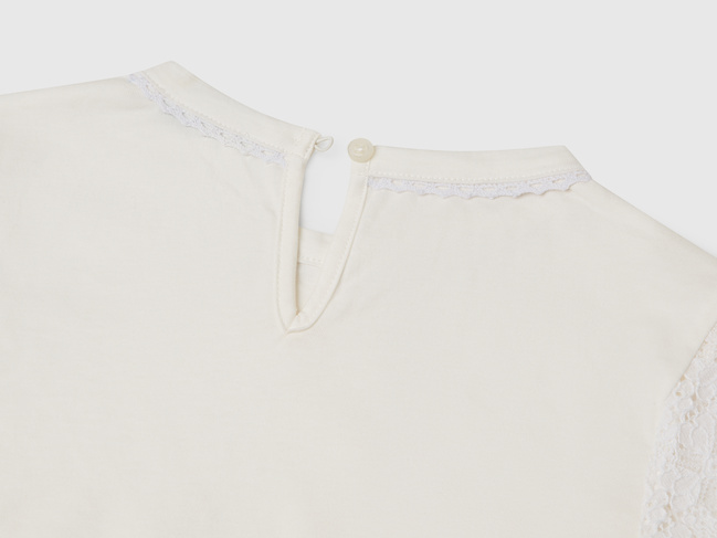 Біла футболка для дівчаток Benetton артикул 3WYWC10O6.G 901 25P Фото ракурс 3 - Біла футболка для дівчаток Benetton артикул 3WYWC10O6.G 901 25P