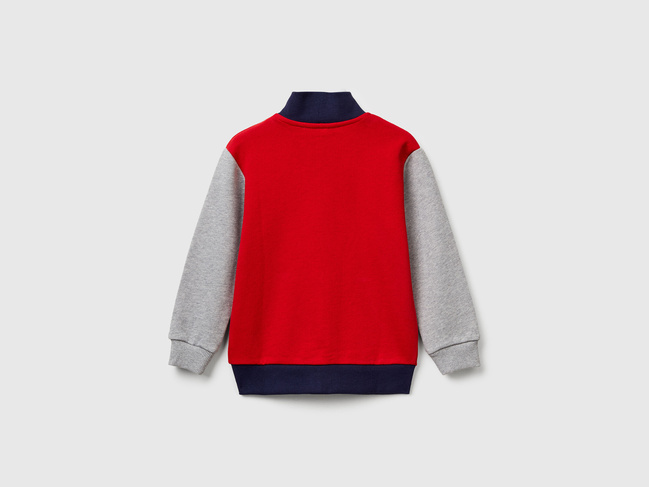 Фото ракурс 2 - Сіро-червона олімпійка для хлопчиків Benetton артикул 3J70G503X.P 904 25A