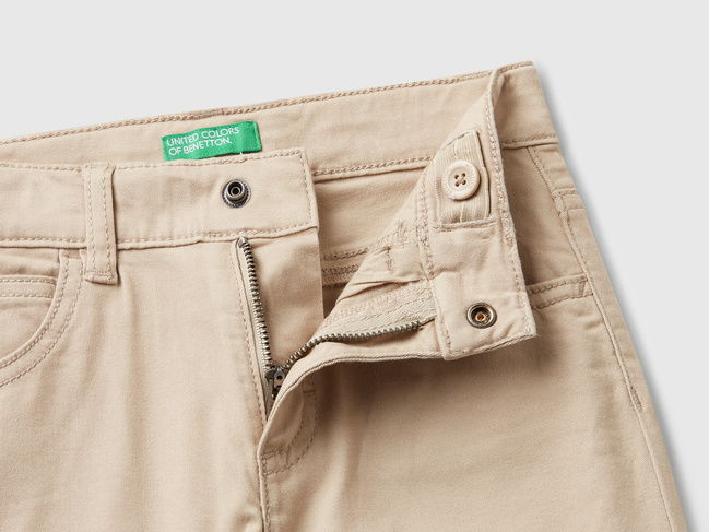 Фото ракурс 3 - Бежеві штани для хлопчиків Benetton артикул 4RHPGE009.P 39A 25A