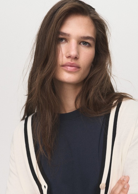 Женский молочный кардиган Mango артикул 17045799 05 1 season Фото ракурс 4 - Женский молочный кардиган Mango артикул 17045799 05 1 season