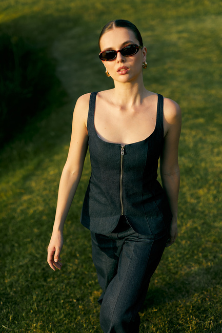 Женский синий жилет EQUILIBRI артикул BW591001 100 NAVY BLUE SS2025 Фото ракурс 4 - Женский синий жилет EQUILIBRI артикул BW591001 100 NAVY BLUE SS2025