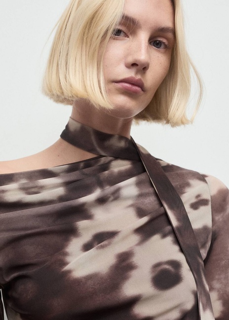 Жіноча коричнева футболка Mango артикул 17057816 30 1 season Фото ракурс 4 - Жіноча коричнева футболка Mango артикул 17057816 30 1 season