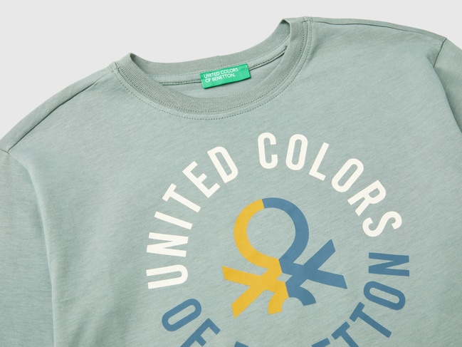 Фото ракурс 3 - Зеленый лонгслив для мальчиков Benetton артикул 3ATNC10KQ.G 075 24I