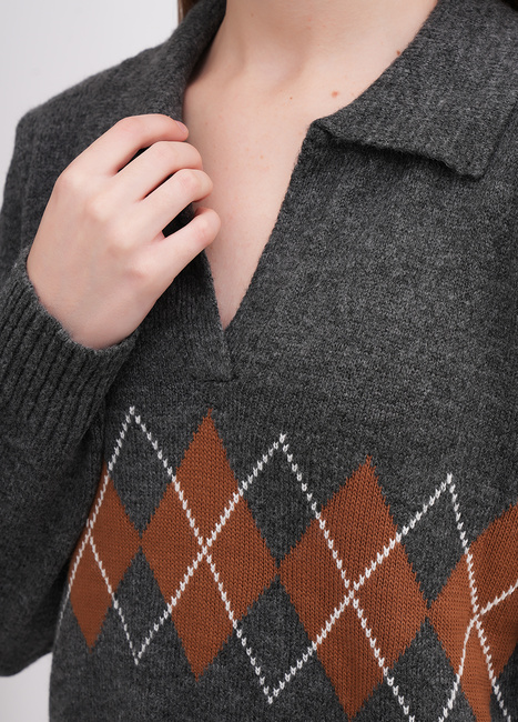 Фото ракурс 4 - Жіночий сірий светр EQUILIBRI артикул W342 072 000 Dark grey FW2025