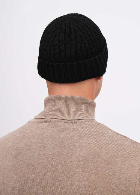 Фото ракурс 2 - Унісекс чорна шапка EQUILIBRI артикул U881 001 000 Black FW2025