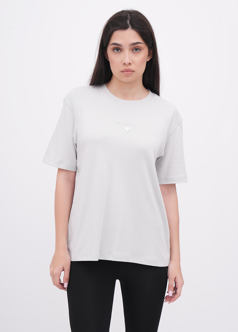 Женская серая футболка EQUILIBRI артикул W213 098 000 Light grey FW2025 Фото ракурс 1 - Женская серая футболка EQUILIBRI артикул W213 098 000 Light grey FW2025