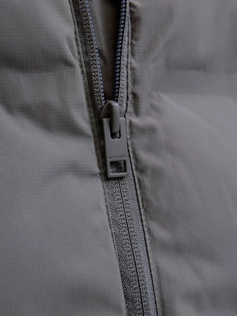 Фото ракурс 4 - Чоловічий сірий жилет Jack & Jones артикул 12278751 castlerock FW2025