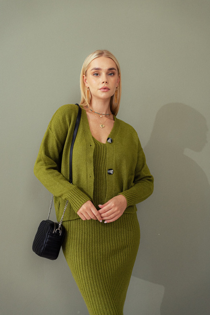 Фото ракурс 3 - Женский зелёный костюм EQUILIBRI  артикул W391 007 000 OLIVE FW2024