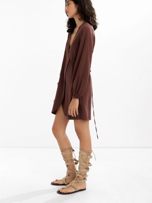 Женское коричневое платье Parfois артикул 233865 _BN FW2025 Фото ракурс 3 - Женское коричневое платье Parfois артикул 233865 _BN FW2025