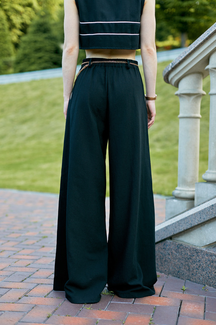 Фото ракурс 2 - Женские черные брюки EQUILIBRI артикул BW491009 200 Black SS2025