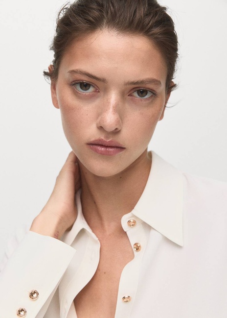 Женская молочная рубашка Mango артикул 17065804 02 1 season Фото ракурс 4 - Женская молочная рубашка Mango артикул 17065804 02 1 season