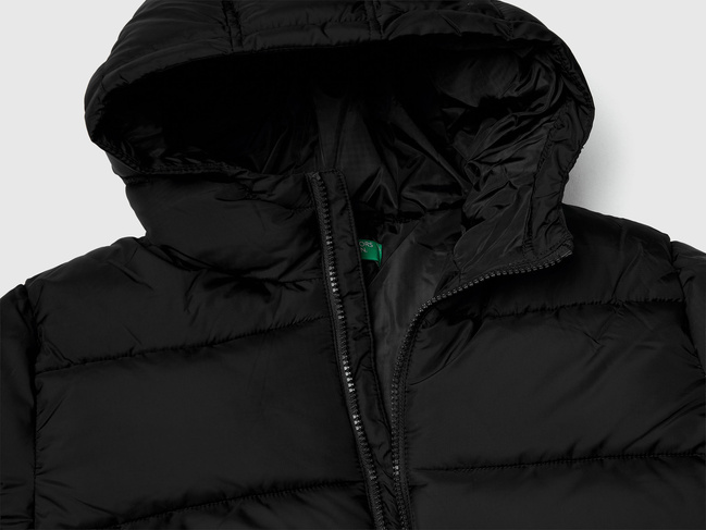 Фото ракурс 3 - Чорна куртка для хлопчиків Benetton артикул 2WU0CN06N.G 100 25A