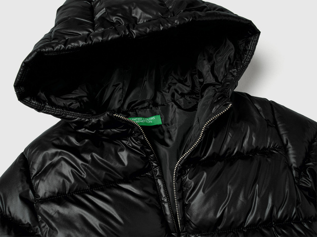 Фото ракурс 3 - Чорна куртка для дівчаток Benetton артикул 2NQRCN06O.G 100 25A