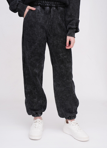 Фото ракурс 1 - Женские серые штаны EQUILIBRI артикул W291 022 202 FUME FW2025