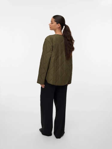 Фото ракурс 2 - Женская зеленая куртка Vero Moda артикул 10331508 GRAPE LEAF FW2025