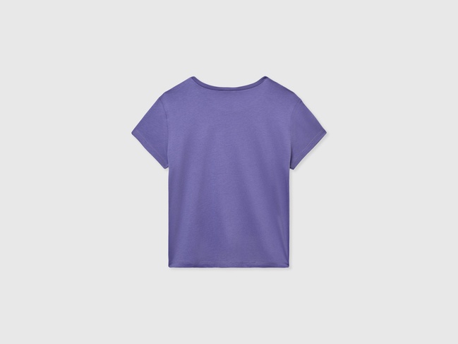 Фото ракурс 2 - Фиолетовая футболка для девочек Benetton артикул 3I1XC109V.G 1W6 25A