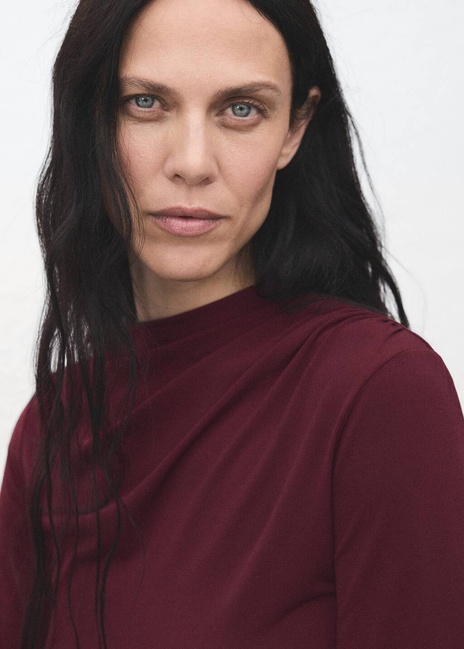 Женская бордовая футболка Mango артикул 17037818 78 1 season Фото ракурс 4 - Женская бордовая футболка Mango артикул 17037818 78 1 season