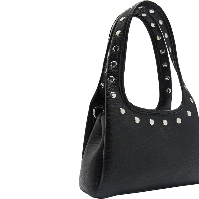 Женская черная сумка Parfois артикул 232317 _BK FW2025 Фото ракурс 2 - Женская черная сумка Parfois артикул 232317 _BK FW2025