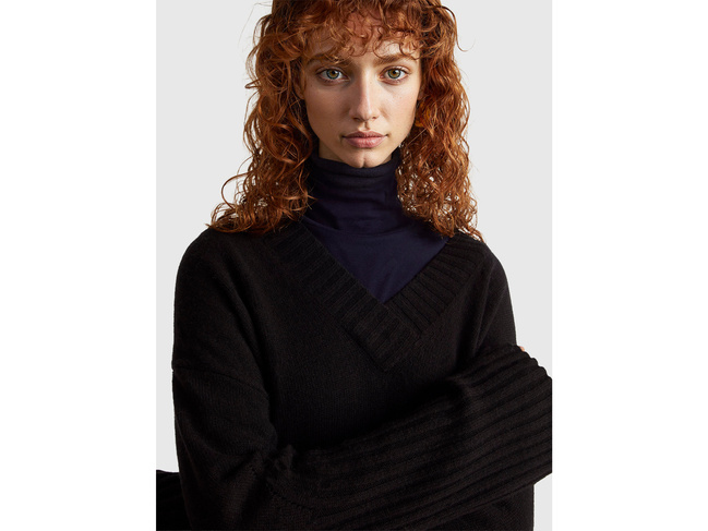 Фото ракурс 4 - Жіночий чорний светр Benetton артикул 1244D403A 100 25A