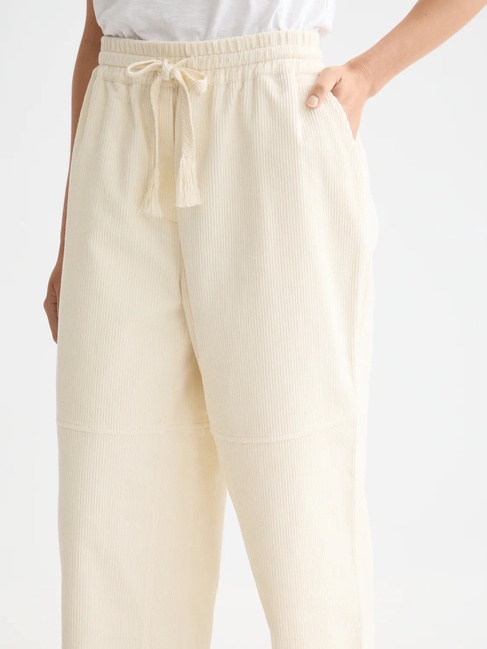 Фото ракурс 4 - Женские бежевые брюки SCOTCH & SODA артикул ULH01006F U137 FW2025