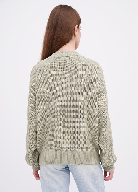 Женский зеленый свитер EQUILIBRI артикул W344 003 000 OLIVE FW2025 Фото ракурс 2 - Женский зеленый свитер EQUILIBRI артикул W344 003 000 OLIVE FW2025