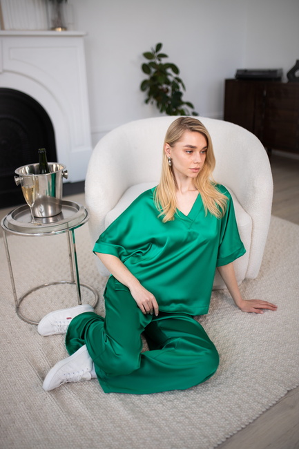 Фото ракурс 3 - Жіночі зелені брюки EQUILIBRI артикул W491 049 200 Green SS2025