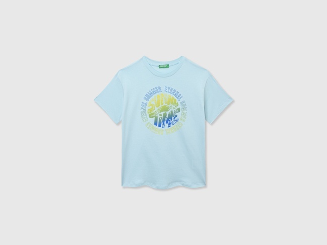 Блакитна футболка для хлопчиків Benetton артикул 3I1XC10P7.G 21J 25E Фото ракурс 1 - Блакитна футболка для хлопчиків Benetton артикул 3I1XC10P7.G 21J 25E