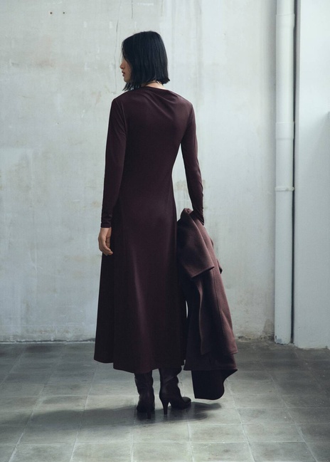 Жіноча коричнева сукня Mango артикул 17065821 30 1 season Фото ракурс 2 - Жіноча коричнева сукня Mango артикул 17065821 30 1 season