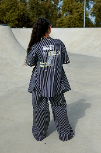 Женская синяя рубашка EQUILIBRI артикул NW491002 100 NAVY BLUE SS2026 Фото ракурс 2 - Женская синяя рубашка EQUILIBRI артикул NW491002 100 NAVY BLUE SS2026