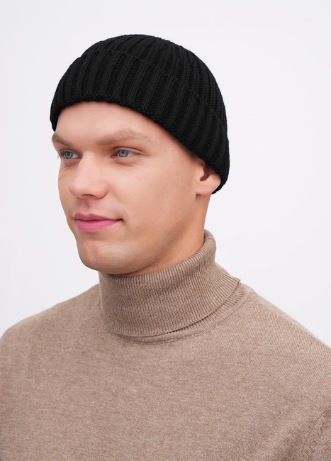 Фото ракурс 1 - Унісекс чорна шапка EQUILIBRI артикул U881 001 000 Black FW2025