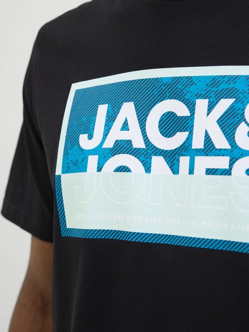 Чоловіча чорна футболка Jack & Jones артикул 12283825 Black FW2025 Фото ракурс 7 - Чоловіча чорна футболка Jack & Jones артикул 12283825 Black FW2025