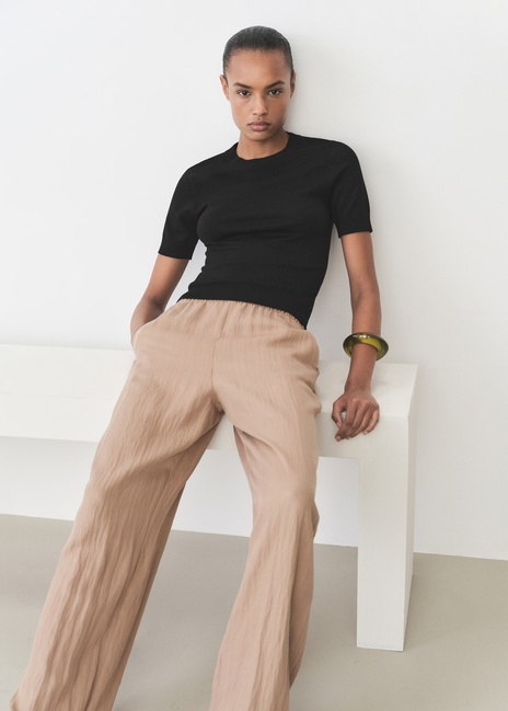 Жіночий чорний джемпер Mango артикул 17091198 99 1 season Фото ракурс 1 - Жіночий чорний джемпер Mango артикул 17091198 99 1 season