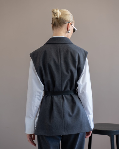 Фото ракурс 2 - Женский серый жилет EQUILIBRI артикул BW491017 100 Grey FW2025