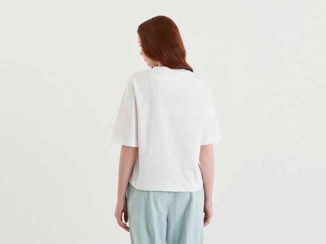 Женская белая футболка Benetton артикул 3BL0D109D 902 25P Фото ракурс 2 - Женская белая футболка Benetton артикул 3BL0D109D 902 25P
