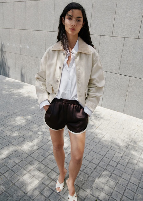 Женские фиолетовые шорты Mango артикул 17083330 66 1 season Фото ракурс 4 - Женские фиолетовые шорты Mango артикул 17083330 66 1 season