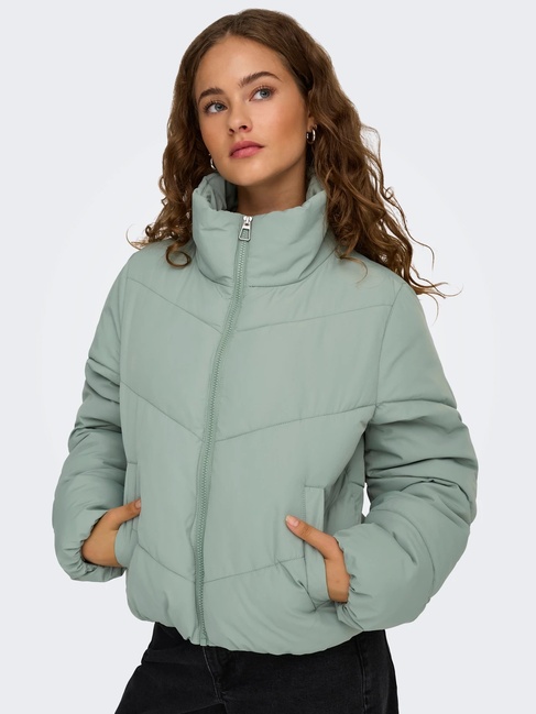 Женская зеленая куртка Only артикул 15308639 Lily Pad FW2025 Фото ракурс 6 - Женская зеленая куртка Only артикул 15308639 Lily Pad FW2025