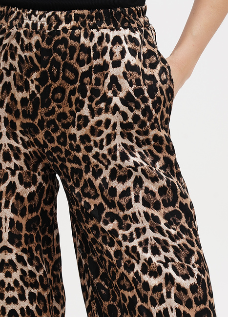 Фото ракурс 4 - Женские коричневые брюки EQUILIBRI артикул W466 035 000 CAMEL SS2025