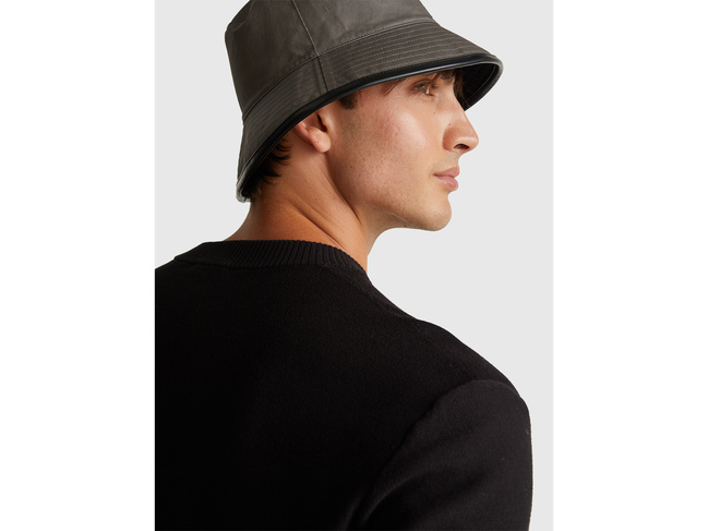 Чоловічий чорний светр Benetton артикул 1V4KU10AF 100 25A Фото ракурс 3 - Чоловічий чорний светр Benetton артикул 1V4KU10AF 100 25A