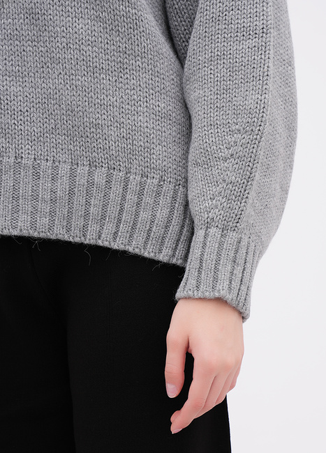 Женский серый свитер EQUILIBRI артикул W342 066 000 Grey FW2025 Фото ракурс 4 - Женский серый свитер EQUILIBRI артикул W342 066 000 Grey FW2025