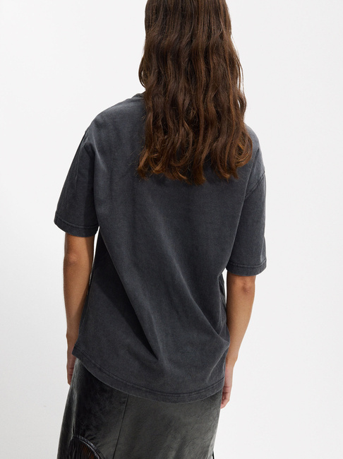 Жіноча сіра футболка Parfois артикул 228440 _GY FW2024 Фото ракурс 2 - Жіноча сіра футболка Parfois артикул 228440 _GY FW2024