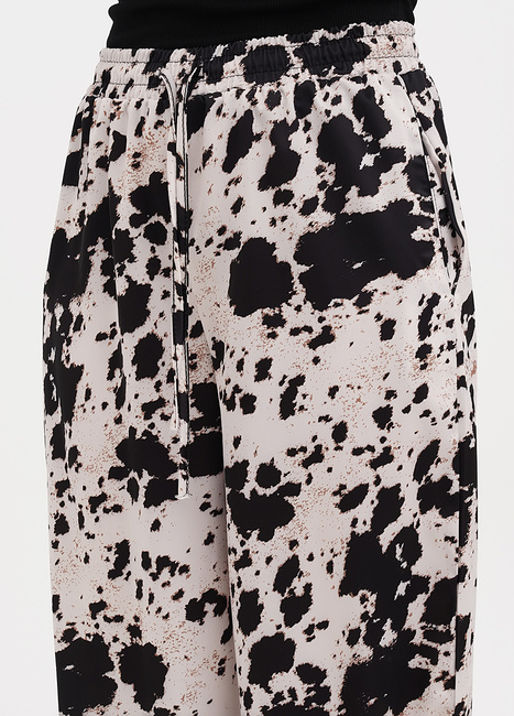 Жіночі молочні брюки EQUILIBRI артикул W466 030 000 MILK SS2025 Фото ракурс 3 - Жіночі молочні брюки EQUILIBRI артикул W466 030 000 MILK SS2025